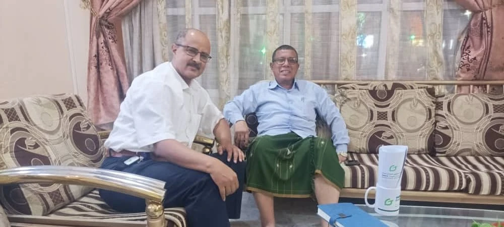 تعزيز التعاون البيئي والصحي: المدير التنفيذي لمنظمة الهلال الأخضر اليمني يلتقي رئيس منظمة جرين للبيئة والمناخ في المكلا