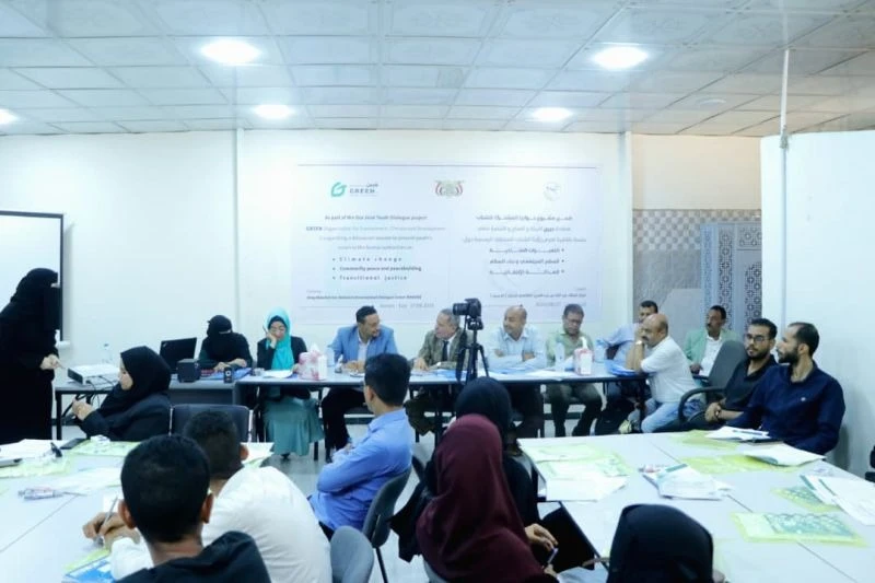 شباب مبادرة "حوارنا المشترك" بمحافظة تعز يعرضون رؤاهم السياسية أمام السلطة المحلية في جلسة نقاشية نظّمتها منظمة "جرين"